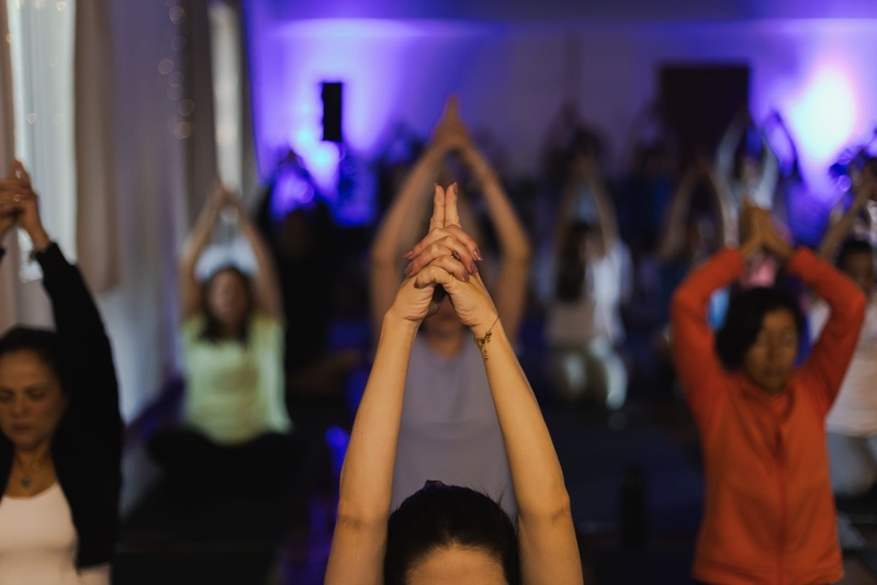 Grupo em prática de yoga no Centro da Consciência
