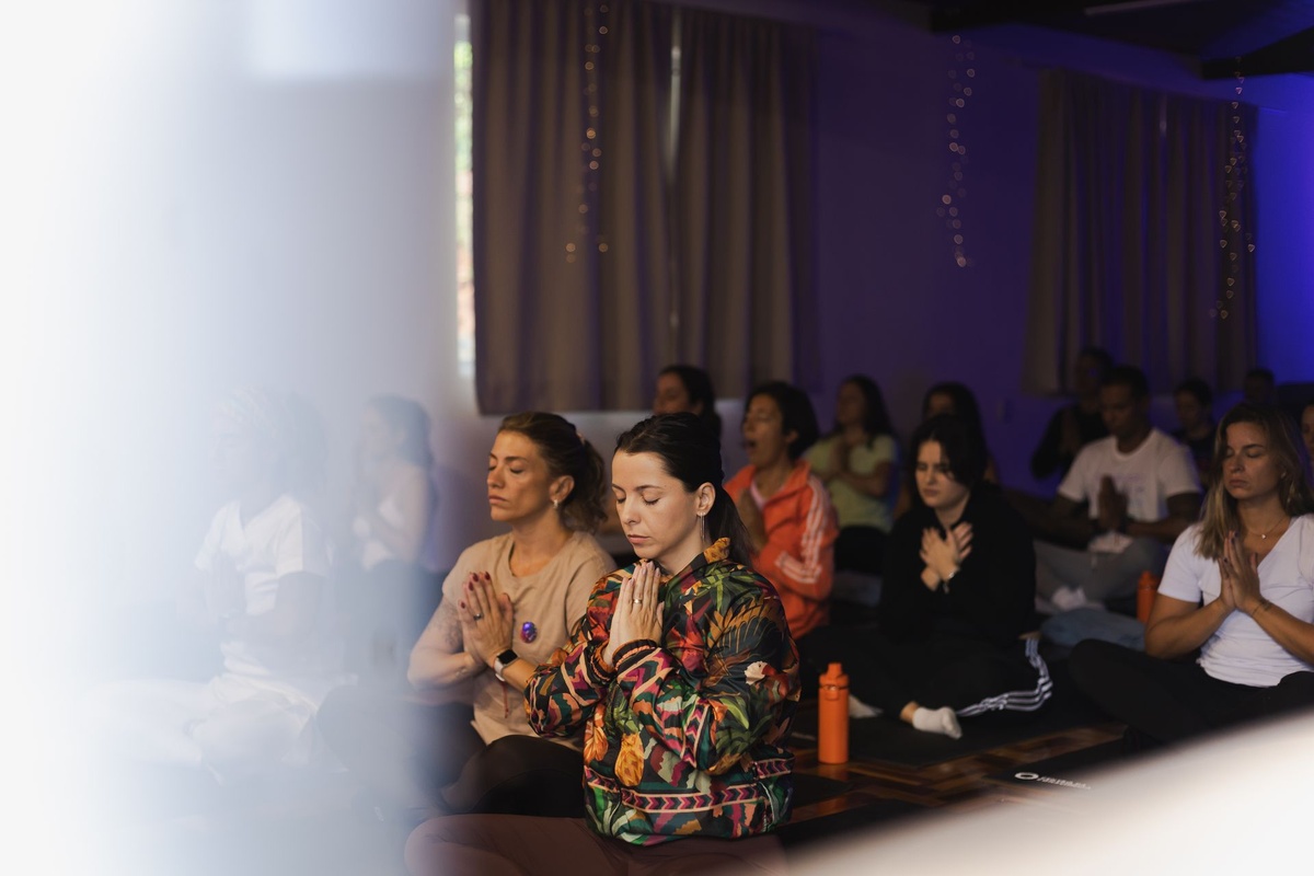 Aula coletiva de yoga no Centro da Consciência